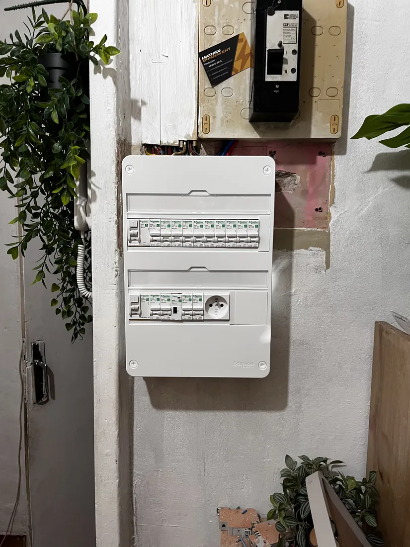 Tableau électrique neuf sur deux rangées, disjoncteurs alignés et circuits repérés.