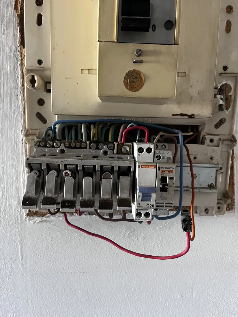 Installation d'origine équipée de coupe-circuits à fusibles, sans protection différentielle moderne.